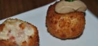 Croquetas de lomo embuchado con alioli de ajo negro  