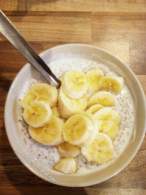 Desayuno de yogur , plátano y chia