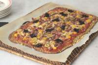 
Pizza Proteica de Jamón y Tomates Secos con Base de Brócoli  