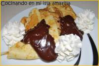 Filloas con salsa de chocolate caliente y nata montada