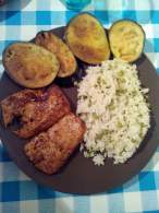 Tofu , berenjena frita y arroz de guisantes.