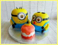   Tarta Minions.  Bizcocho de chocolate con buttercream de plátano