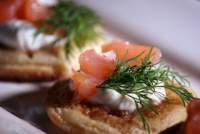 Blinis de patata con salmón y remolacha  