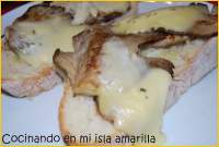 Tosta de setas, secreto de cerdo y queso de Arzúa