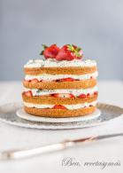 
Naked Cake de fresas y semillas de amapola
         