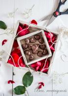 
Bombones de chocolate negro con jalea de petalos de rosa
         