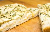 Focaccia con romero y semillas  