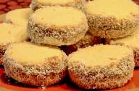 Alfajores de Maizena con Dulce de Leche y Coco Rallado  