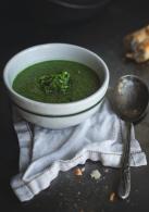 Sopa de chícharos, espinacas y aguacate 