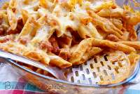 
Macarrones con tomate suave y salchichas rojas al horno
         