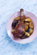 
Muslos de pavo al horno con patatas y frutas de invierno  