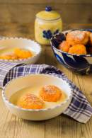 
Buñuelos de calabaza y naranja sobre natillas de horchata  