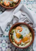 
Huevos con gambones y revuelto de ajos tiernos y espárragos  