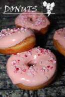   Donuts con glaseado de chocolate rosa