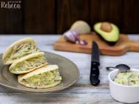   Arepas rellenas de aguacate y pollo ('reina pepiada')