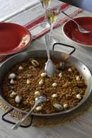 Trigo tierno en paella con gambas, almejas y alioli de jengibre / Chez Silvia