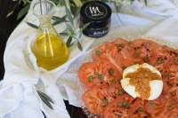 
Receta ensalada de tomate rosa con burrata y romesco con vinagreta de polvo de olivas y alcaparras  