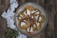 ENSALADA DE TOMATES RAF, BURRATA Y ANCHOAS  