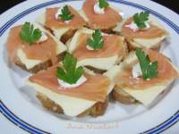   CROSTINI CON SALMÒN AHUMADO Y QUESO 