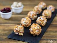   Bolitas de queso con pistachos y arándanos