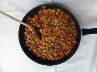   CAZUELA DE GARBANZOS, VERDURAS, Y CARNE DEL COCIDO 