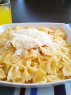 Farfalle con melón y queso rallado - Receta fácil paso a paso