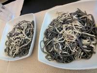 Pasta en blanco y negro con gulas al ajillo - Receta fácil paso a paso