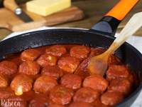   Albóndigas rellenas de queso en salsa de tomate