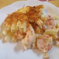   Macarrones con colas de gambón y salmón ahumado gratinados al horno.