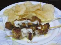   BROCHETAS DE CERDO CON SALSA DE YOGUR 