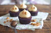   Cupcakes de chocolate y crema de cacahuete rellenos de mermelada de frambuesa