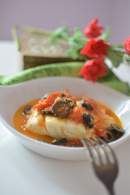   Bacalao con tomates y aceitunas negras