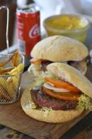 Hamburguesa de ternera Café París con crema de queso azul y sus patatas con mayonesa de curry _ Chez Silvia