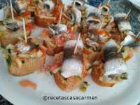   Sardinitas marinadas sobre cama de vegetales y tosta
