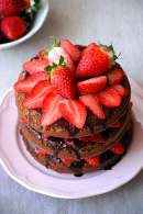 Layer cake de cacao con ganache de chocolate y fresas. _ Chez Silvia