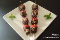   Brochetas de fresas chocolateadas