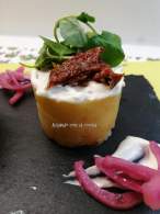   Causa vegana o vegetariana, con salsa veganesa o mahonesa