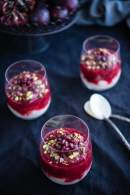 Parfait de ciruelas rojas y pipas caramelizadas  