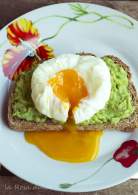 
Tosta integral de guacamole con huevo poché   