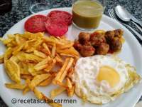   Albóndigas especiadas sobre fritillo de pimientos