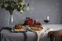 TARTA DE QUESO SALADA CON JAMÒN  Y TOMATES  CONFITADOS  