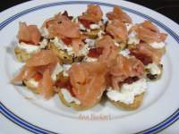   TOSTADITAS CON MASCARPONE, TOMATE Y SALMÒN AHUMADO 