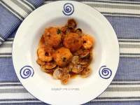   Albóndigas de merluza y gambas con frutos del mar