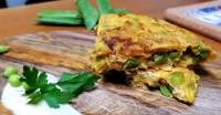 TORTILLA DE CEBOLLETA, BACALAO  Y GUISANTES FRESCOS