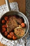 Atún a la plancha con tomates asados al horno _ Chez Silvia