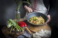 NOODLES DE ARROZ CON VERDURAS Y LANGOSTINOS  