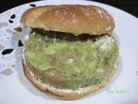   FALSA HAMBURGUESA DE SALMÒN Y AGUACATE 