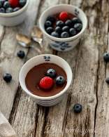 
Natillas de chocolate con frutos rojos sin azúcar
         