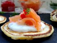   Blinis caseros de salmón ahumado, crema agria y huevas de trucha