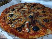   PIZZA SARDINERA CON TOMATE SECO EN ACEITE DE OLIVA 